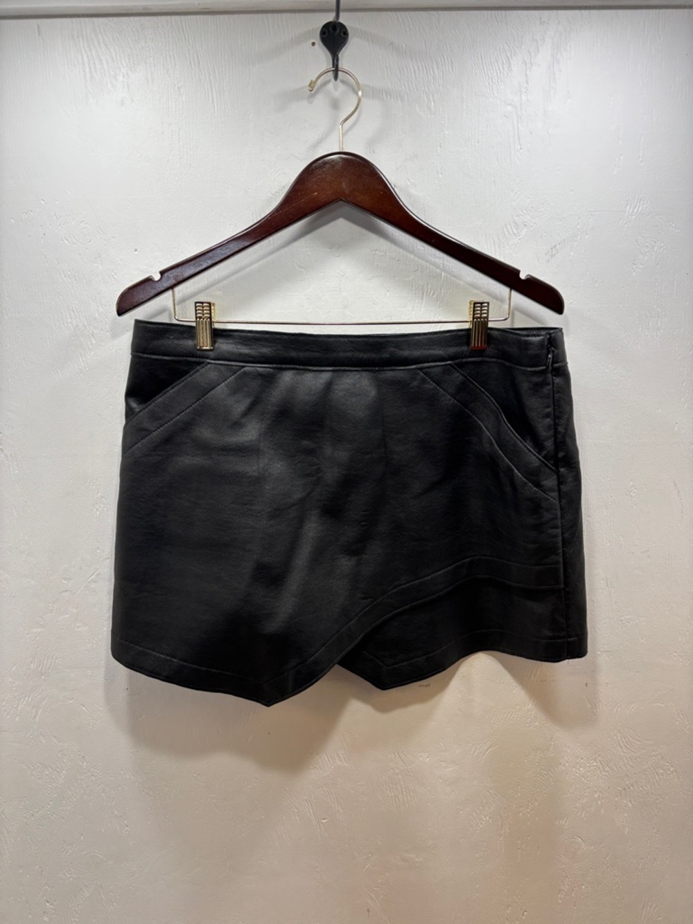 Sexy Short BCBGMAXAZRIA "Owen" Faux Leather Mini Skirt w/Pockets SZ Large